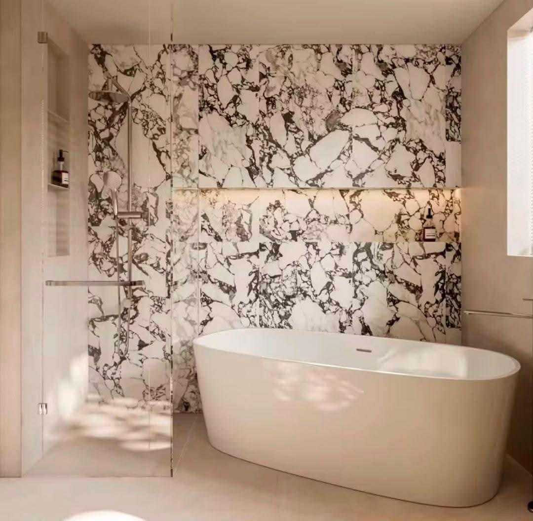 Salle de bain avec baignoire îlot